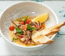 Томленные кальмары с розмарином и томатами