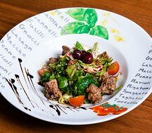 Теплый салат с куриной печенью и вишней
