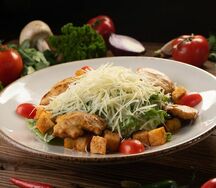 Салат Цезарь с курицей