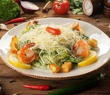 Салат Цезарь с креветками