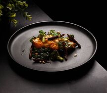 Запеченный батат с творожным муссом и брокколи