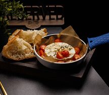 Запечённый камамбер с черри и травами