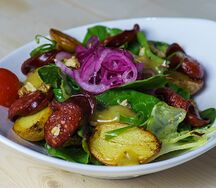 Салат с охотничьими колбасками