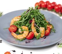 Салат с рукколой и креветками