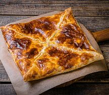 Пеновани хачапури из слоёного теста