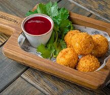 Сырные шарики с ягодным соусом