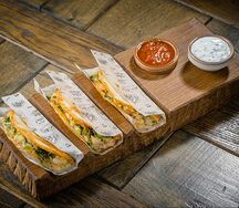 Кукурузные лепёшки с креветками, копчёным сулугуни и болгарским перцем