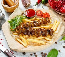Шашлык из куриных сердечек с картофелем фри