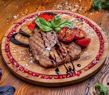 Стейк из свинины с овощами на гриле