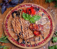 Стейк из индейки с овощами на гриле