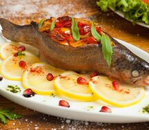 Рыба, запеченная с овощами