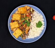 Жареный тофу с овощами с курицей