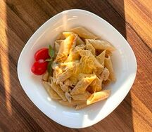 Паста в сливочном соусе с курицей и грибами
