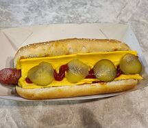 Хот-дог с говяжьей колбаской и сыром
