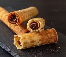 Вафельная трубочка с вареной сгущенкой