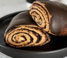 Булочка маковая в шоколадной глазури