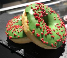 Донат с лимонной и малиновой начинкой
