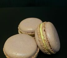 Макаруны Черная смородина