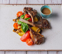Каре ягненка с запеченными овощами