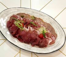 Ассорти итальянских мясных деликатесов