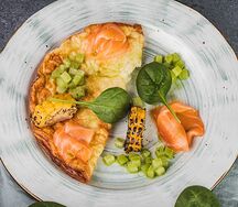 Омлет с лососем и сладкой кукурузой гриль