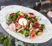 Нисуаз с тунцом, артишоками и яйцом пашот