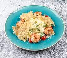 Салат Цезарь с креветками