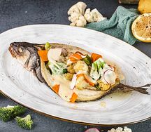 Запеченный сибас в белом вине с овощами