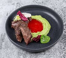 Говяжьи щеки с пюре, шпинатом и пореем фри