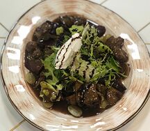 Салат со свеклой, куриной печенью и козьим сыром