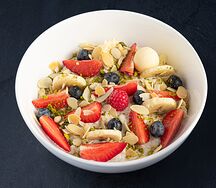Овсяная каша с ягодами, бананом и орехами