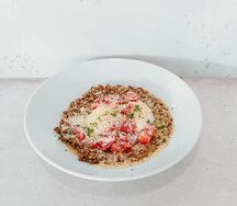 Гречка с пармезаном и яйцами пашот