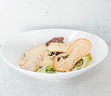 Салат Цезарь с курицей