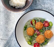 Зеленый карри с креветочными шариками и овощами, подается с рисом