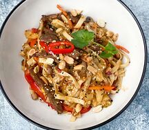 Удон со свининой, ананасами, овощами, арахисом, яйцом и кисло-сладким соусом