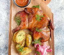 Копченый цыпленок с мини-картофелем и соусом сальса