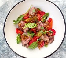 Салат с ростбифом, картофелем, печеным перцем, шпинатом и кунжутно-луковым соусом