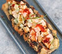 Суши-дог с лососем, авокадо, красным луком и соусом унаги