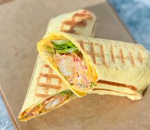 Шаверма с креветками, овощами, луком и соусом том ям