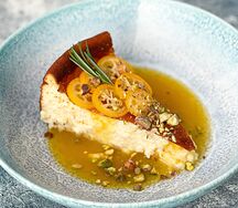 Творожная запеканка с апельсиновым соусом, кумкватом и фисташкой