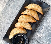 Обжаренные гёдза с курицей и соевым соусом
