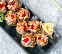 Теплый ролл со снежным крабом и лососем