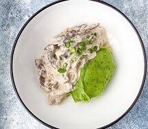 Бефстроганов с картофельным пюре и русским песто 