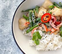 Треска в соусе карри с рисом и овощами
