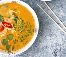 Малазийский суп карри с курицей и креветками