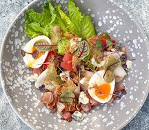 Салат Кобб с копченой индейкой, беконом, сыром дор блю, яйцом и луком фри