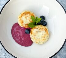 Сырники с маком и черничной сметаной