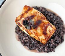 Запеченная треска с чёрным рисом