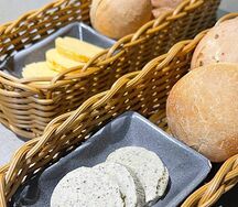 Ассорти булочек с маслом из пармезана