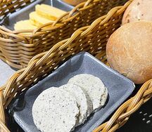 Ассорти булочек с трюфельным маслом